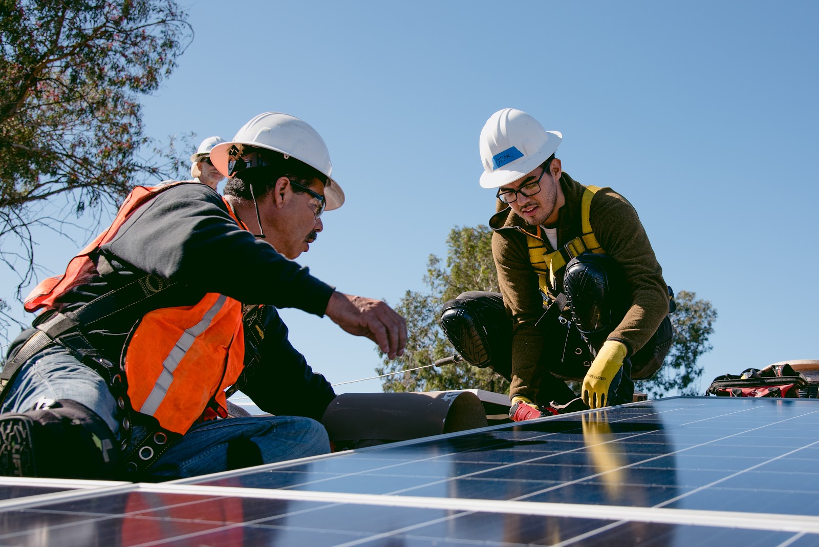 Oscar, a SOMAH job trainee, supports the solar installation at Loma Sierra Apartments in Loma Linda, CA. Photo Credit: Marissa Leshnov